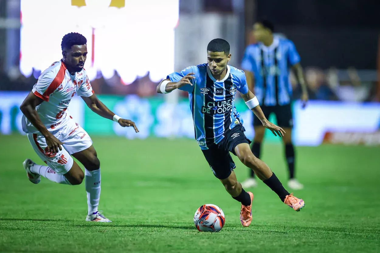 Grêmio admite incômodo sobre situações envolvendo o Gauchão; saiba detalhes RS - FUTEBOL/CAMPEONATO GAUCHO 2026 /GREMIO X GUARANY - ESPORTES - Lance da partida entre Gremio e Guarany disputada na noite desta quarta-feira no Estádio Estrela DÁlva, em Bage, valida pelo Campeonato Gaucho 2026. FOTO: LUCAS UEBEL/GREMIO FBPA