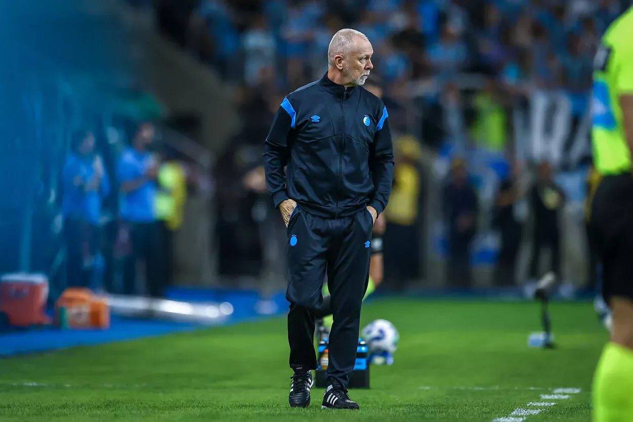 Mano Menezes encaminha acerto após deixar o Grêmio e vai treinar fora do Brasil Mano Menezes pelo Grêmio