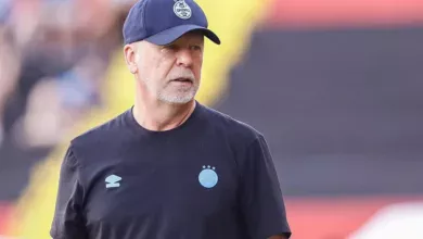 Apresentação de Mano Menezes no Peru tem projeto longo, gafe e até queda de banner Mano no Grêmio