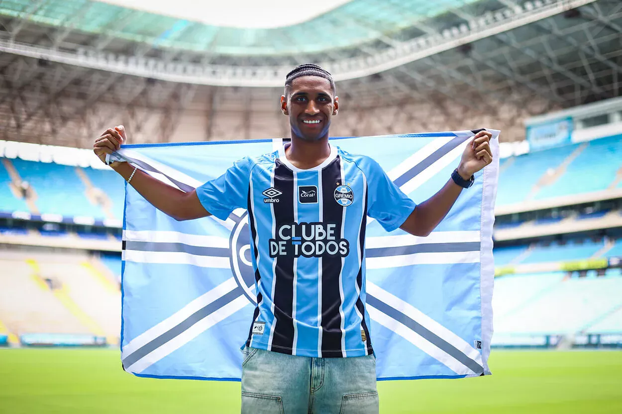 Tetê e + 10: atacante lidera escalação do Grêmio e realiza outro sonho no Gre-Nal Tetê chega ao Grêmio