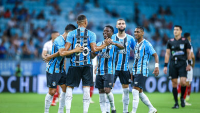 Carlos Vinícius com Amuzu