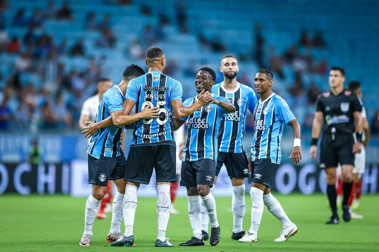 Grêmio aposta em solução caseira para resolver problema na lateral e evitar desgaste Carlos Vinícius com Amuzu