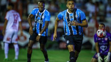 Grêmio divulga recado de Carlos Vinícius e publica belo gesto dos jogadores em Bagé Carlos Vinícius pelo Grêmio