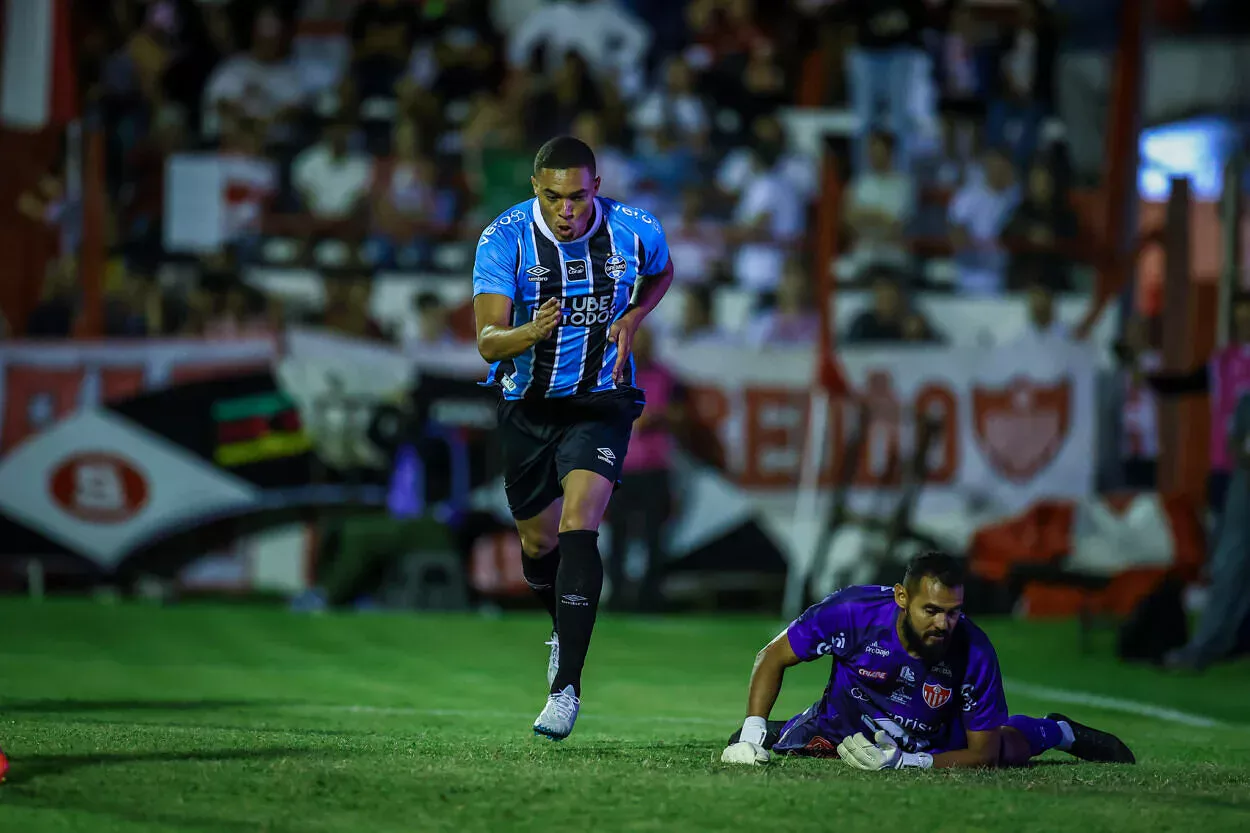 Carlos Vinícius inova e convida ex-atacante do Inter para assistir jogo do Grêmio na Arena Carlos Vinícius pelo Grêmio