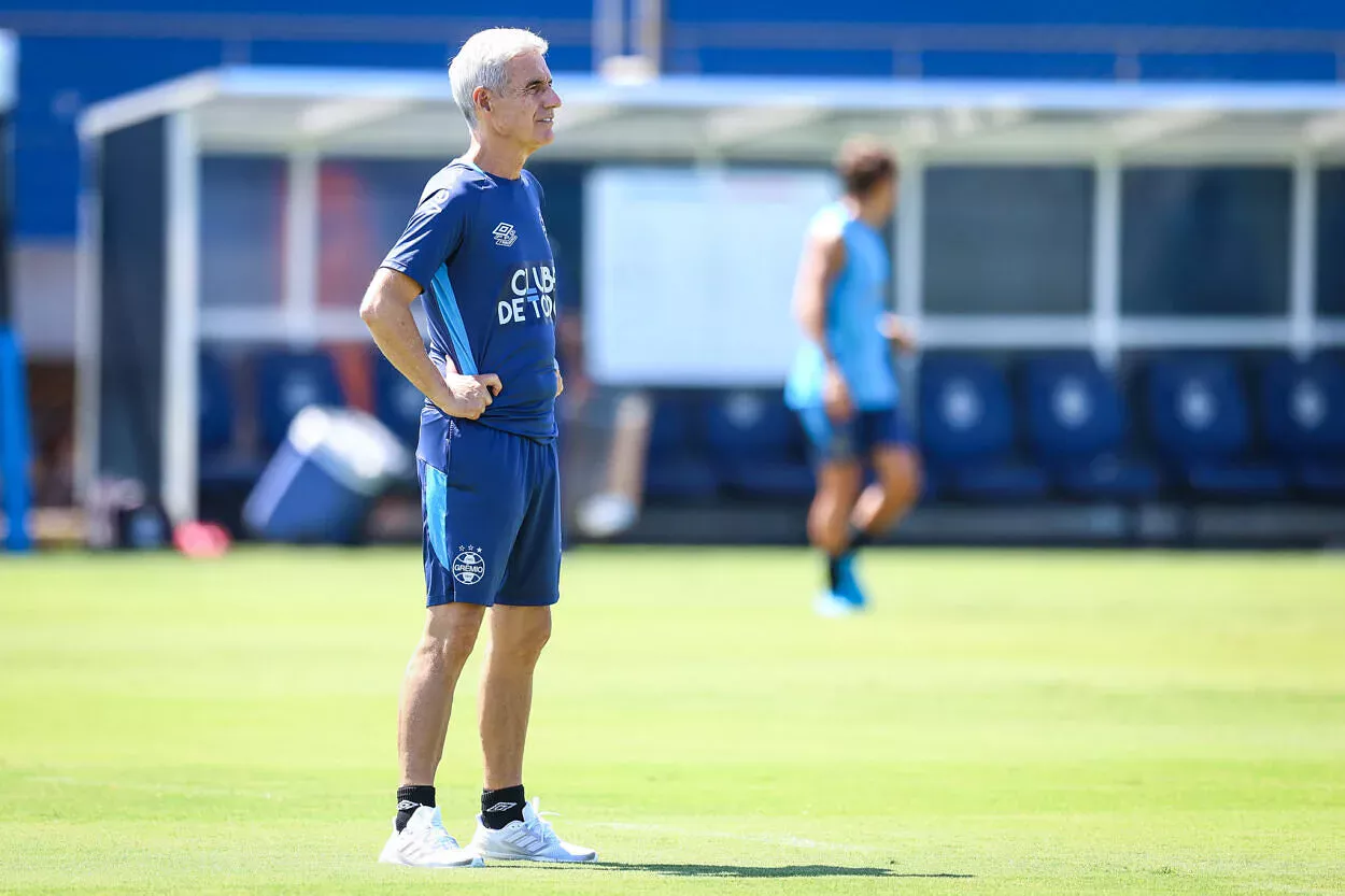 Luís Castro dará coletiva neste sábado e Grêmio anuncia alteração no pós-jogo no Beira-Rio Luís Castro pelo Grêmio