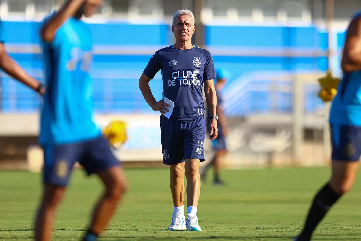 Luís Castro corta três jogadores da lista do Grêmio no Gre-Nal por opção técnica Grêmio de Castro