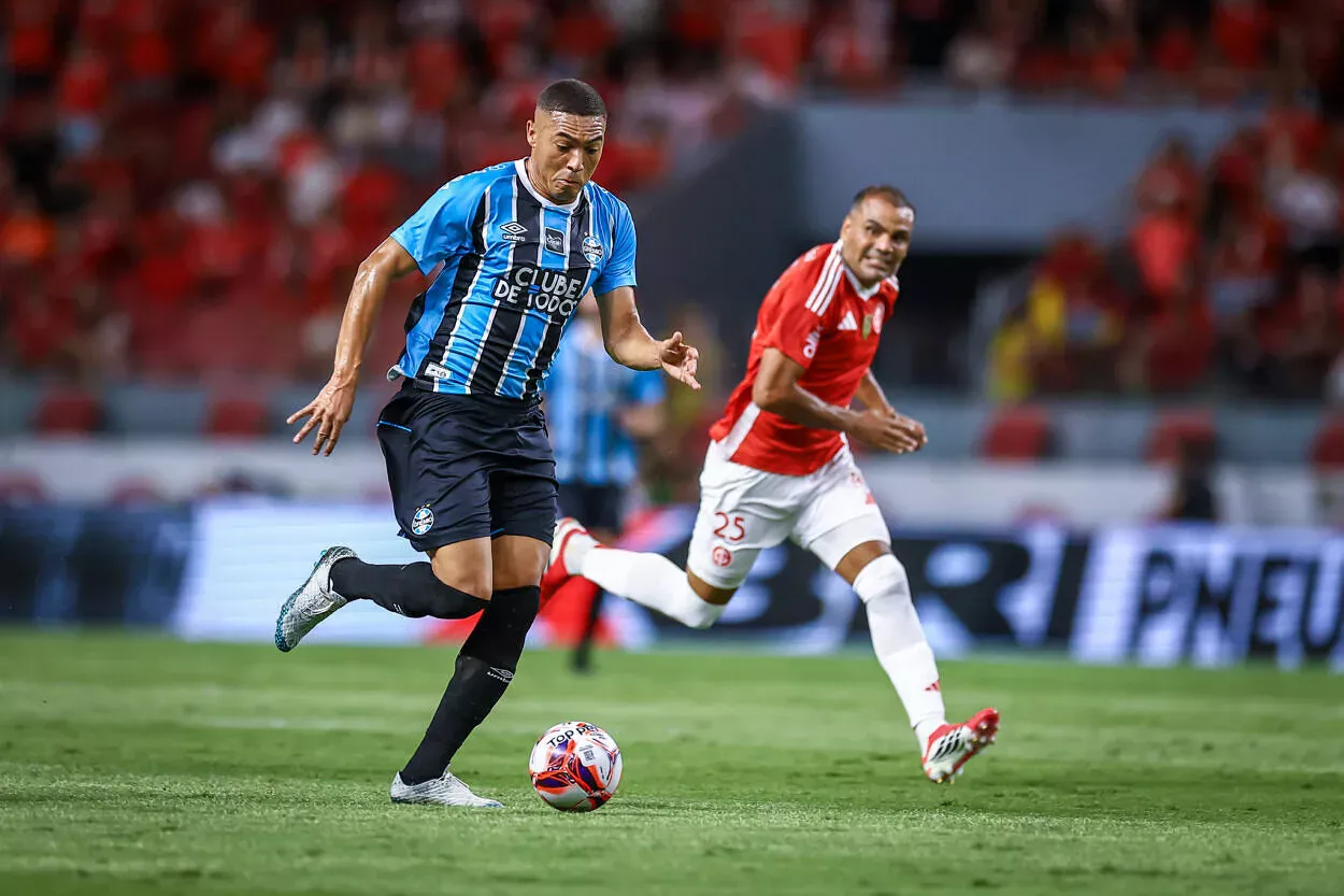 Atitude tomada por Carlos Vinícius gera irritação na torcida do Inter durante o Gre-Nal Carlos Vinícius pelo Grêmio