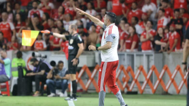 Pezzolano explica mudanças no time titular do Inter e admite ter "equipe curta" Pezzolano comanda o Inter