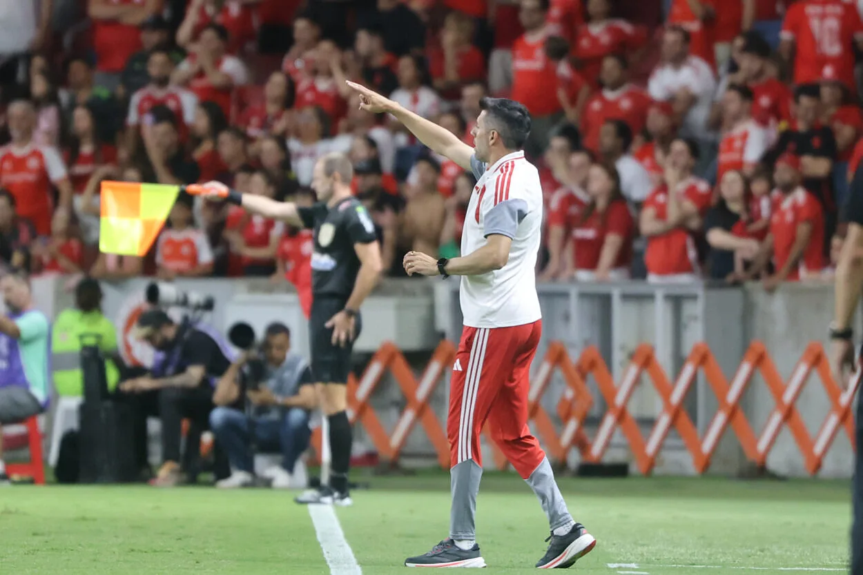 Pezzolano explica mudanças no time titular do Inter e admite ter "equipe curta" Pezzolano comanda o Inter