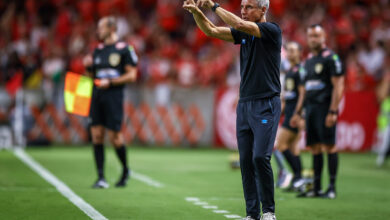 Luís Castro não se arrepende de titularidade de Weverton no Gre-Nal: "Se fosse o Grando..." Luís Castro sai em defesa de Weverton