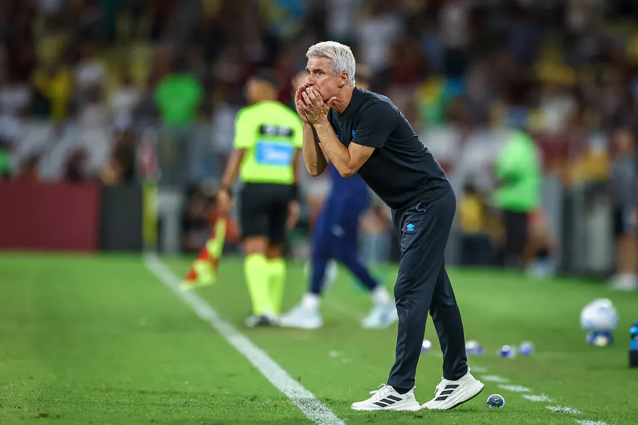 Luís Castro se sentiu "obrigado" a mudar o Grêmio após o Gre-Nal e pode dar mais chances para Pavón Luís Castro pelo Grêmio