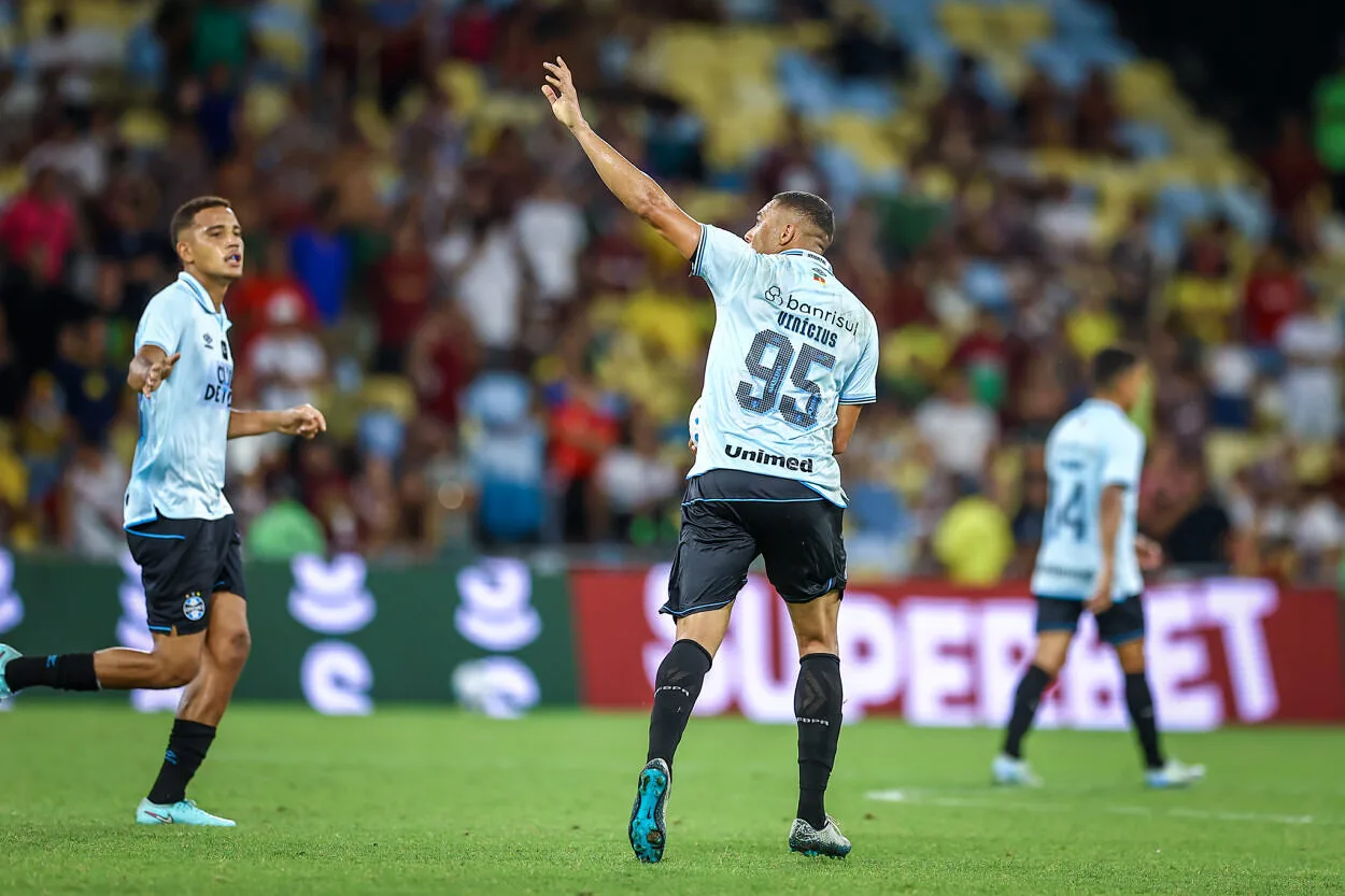 Carlos Vinícius pelo Grêmio