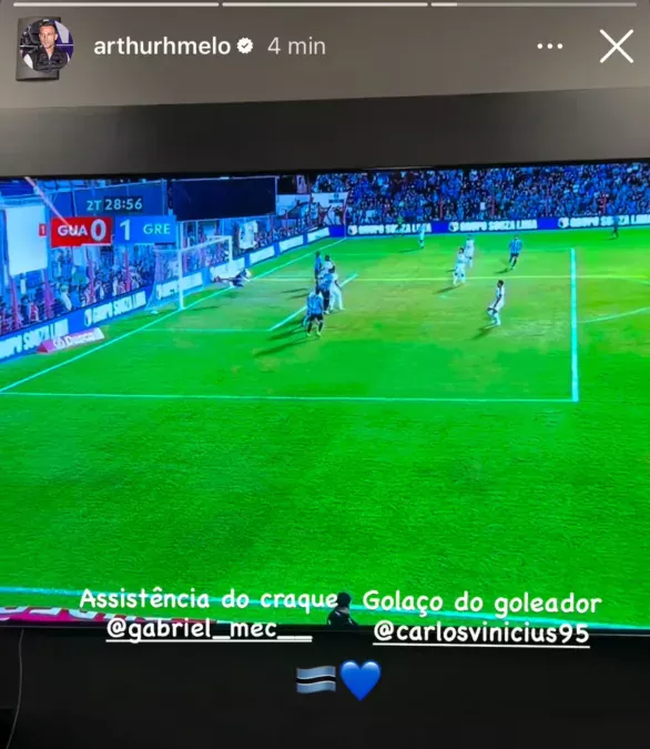 Arthur acompanha vitória do Grêmio pela televisão e manda recado especial para Edenilson