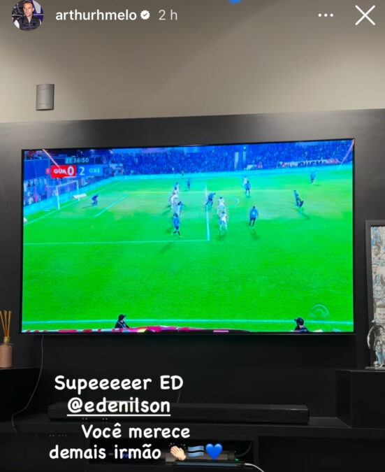 Arthur acompanha vitória do Grêmio pela televisão e manda recado especial para Edenilson