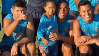 Pequena torcedora do Grêmio que viralizou alentando na Arena vai ao CT e conhece elenco Grêmio promove dia especial