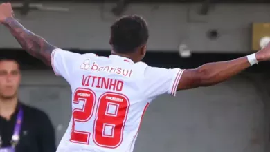 Vitinho, comemorando gol na vitória contra o Caxias, no Gauchão.