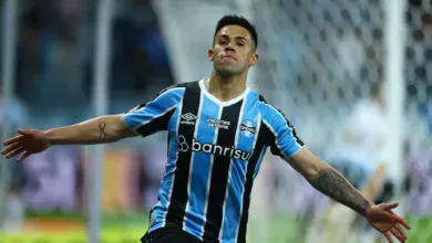 A resposta de Luís Castro sobre a situação de Aravena no elenco do Grêmio Aravena pelo Grêmio