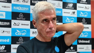Luís Castro faz críticas ao Grêmio pelo Gre-Nal: "Após o 2x2, o time desapareceu" Luís Castro pelo Grêmio
