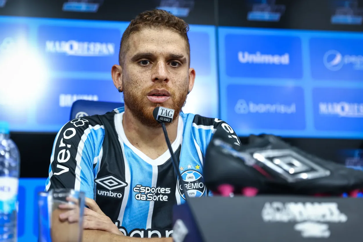Com futuro incerto no Grêmio, Cuéllar comenta post de Edenilson no Botafogo Gustavo Cuéllar no Grêmio