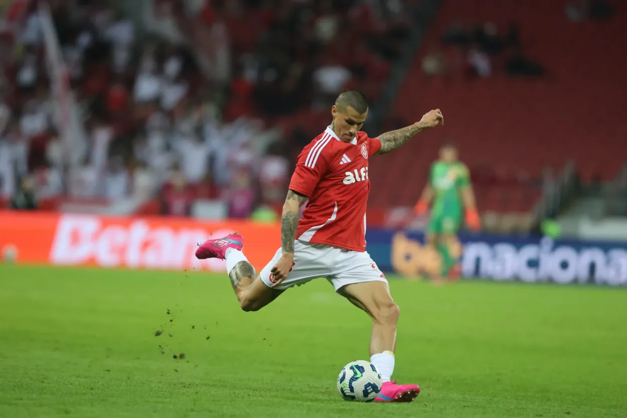 Nos preparativos para o Gre-Nal, Inter anuncia a saída de mais um jogador Roger Machado feliz com Benítez