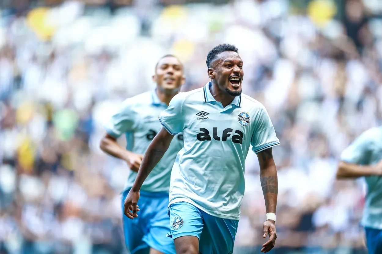 Edenilson pelo Grêmio