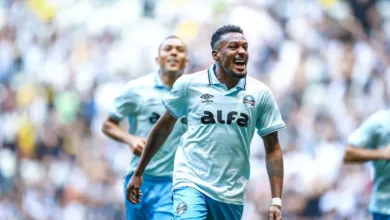 Após conversa com Luís Castro, Edenilson viaja e já fala como jogador do Botafogo Edenilson pelo Grêmio