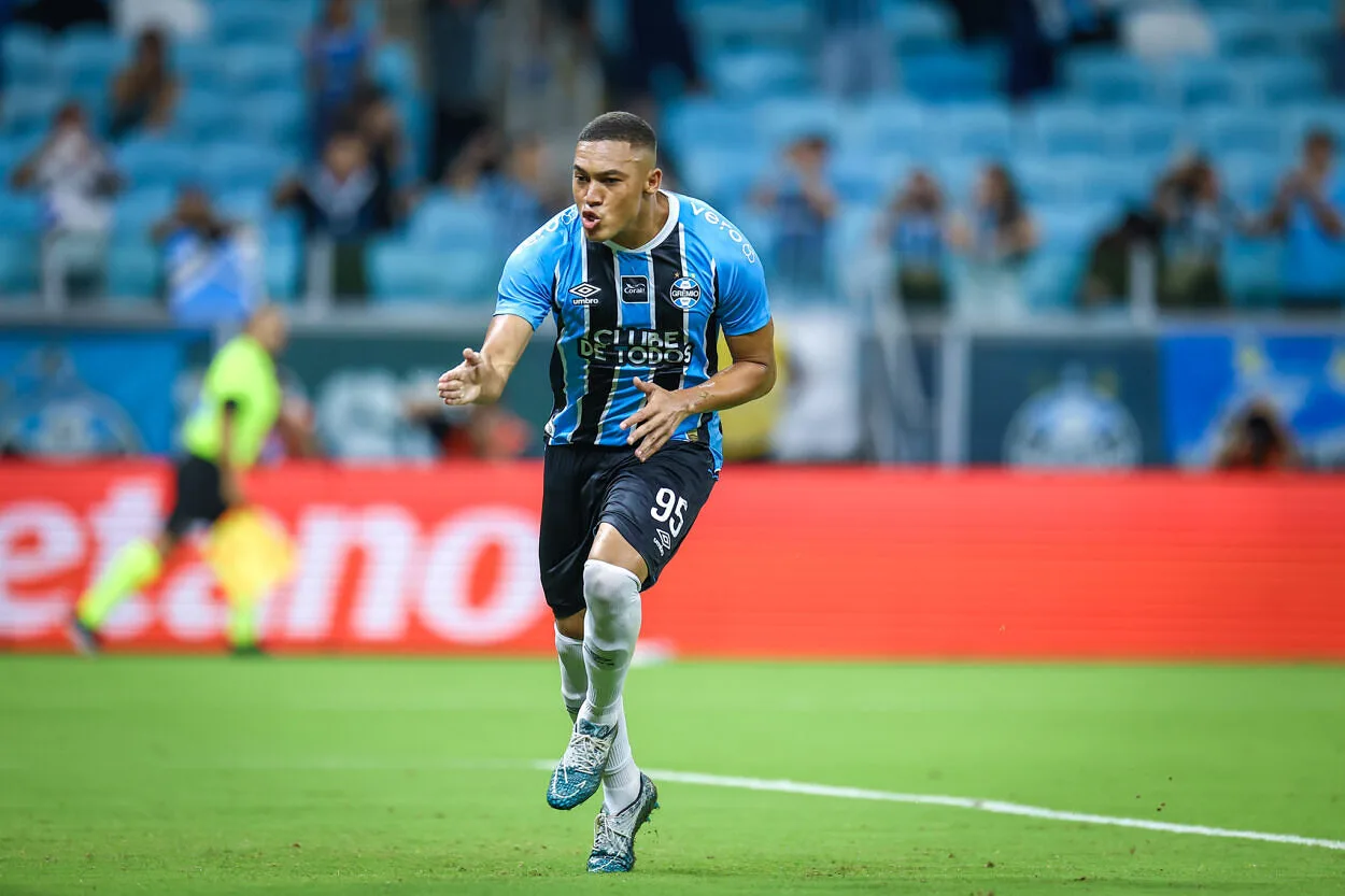 Carlos Vinícius fez belos gols