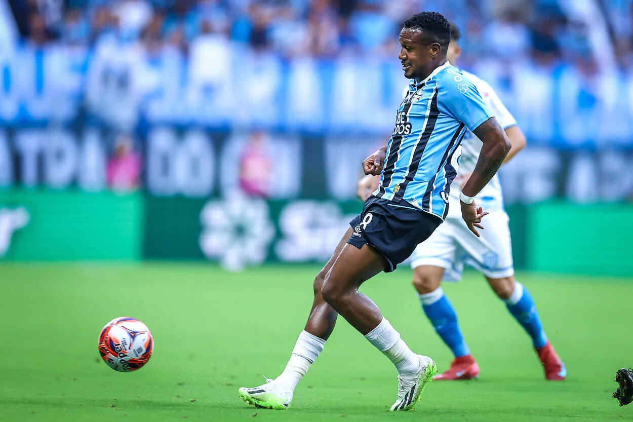 Edenilson pode sobrar até do banco de reservas em Grêmio x Juventude, diz repórter Edenilson pelo Grêmio