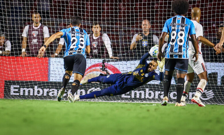 Dirigente do Grêmio admite atuação ruim e responde se irá "cobrar" Luís Castro Grêmio contra tal