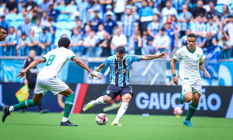 Pavón com a camisa do Grêmio