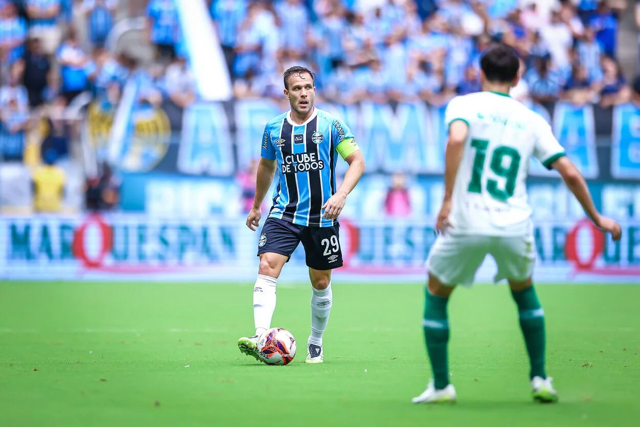 "Cheguei no vestiário e fui olhar": Arthur revela atitude após empate do Grêmio Arthur pelo Grêmio