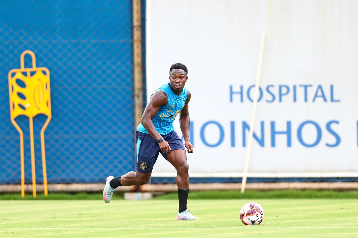 Grêmio recebe boa notícia nos bastidores e encaminha presença de Amuzu em decisão Grêmio de Amuzu