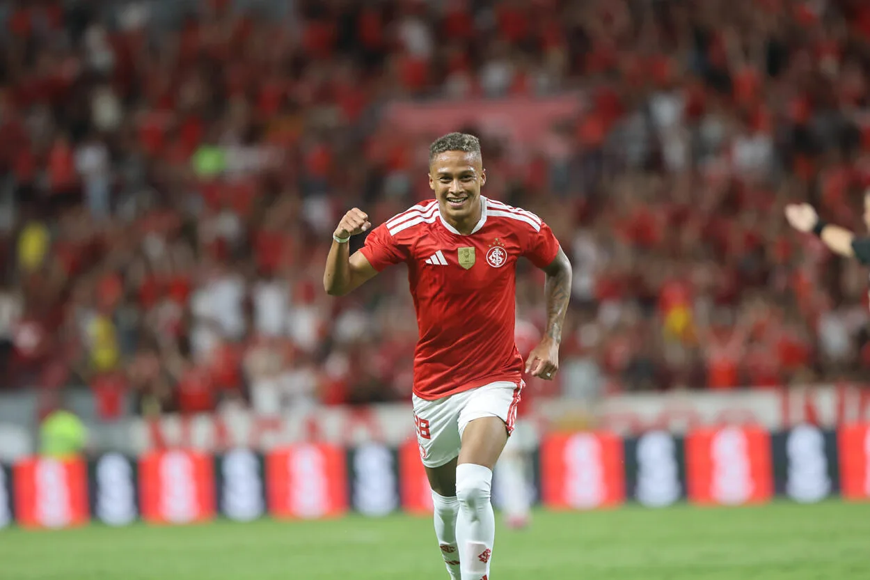 Vitinho faz pelo Inter