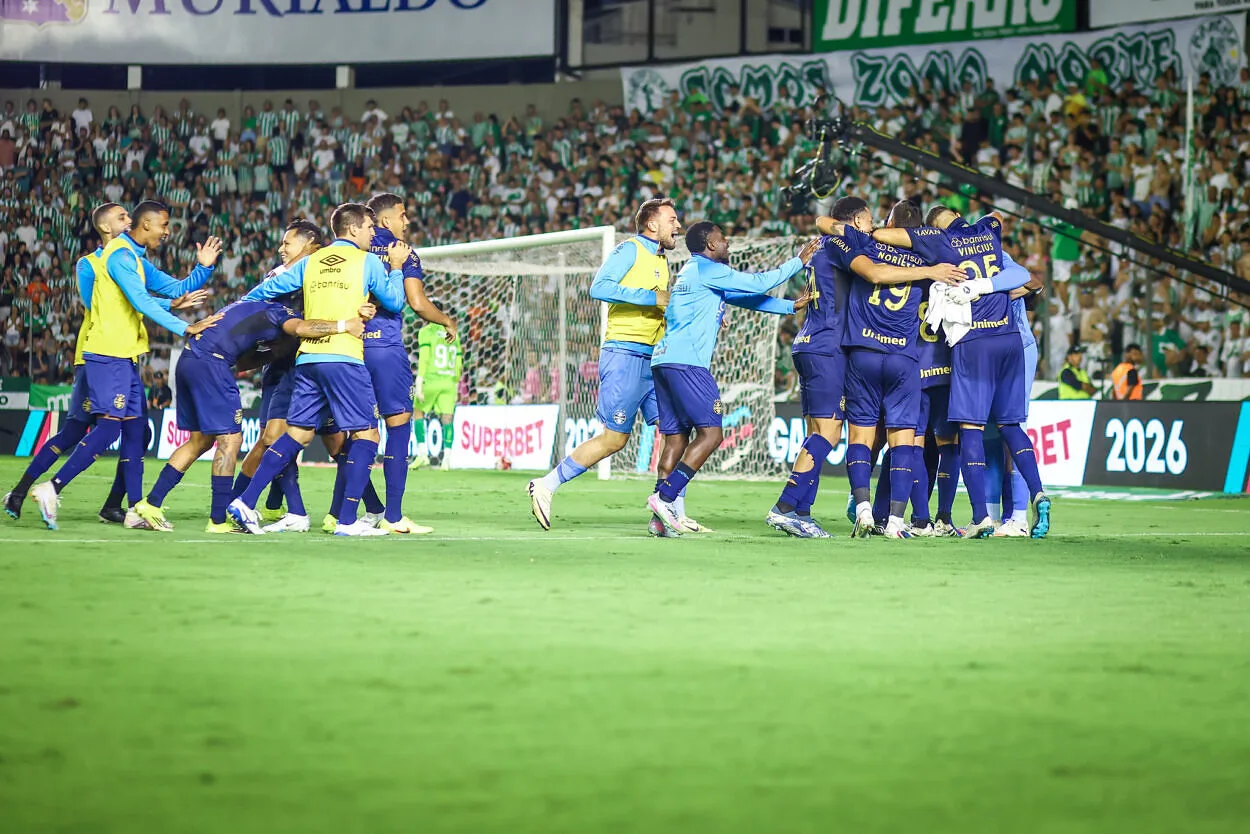 Reação de Carlos Vinícius após pênalti perdido pelo Juventude viraliza na web Carlos Vinícius pelo Grêmio