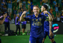 Arthur publica vídeo após trocar de número no Grêmio e descarta favoritismo no Gre-Nal Arthur pelo Grêmio