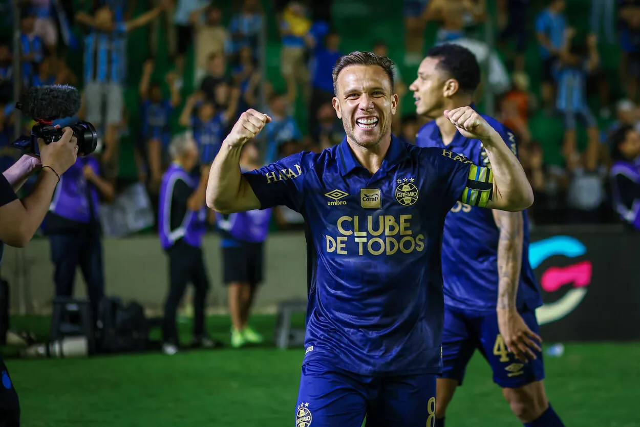 Arthur publica vídeo após trocar de número no Grêmio e descarta favoritismo no Gre-Nal Arthur pelo Grêmio