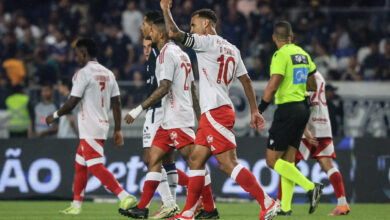 Alan Patrick comemora seu gol pelo Inter no empate 1x1 contra o Remo