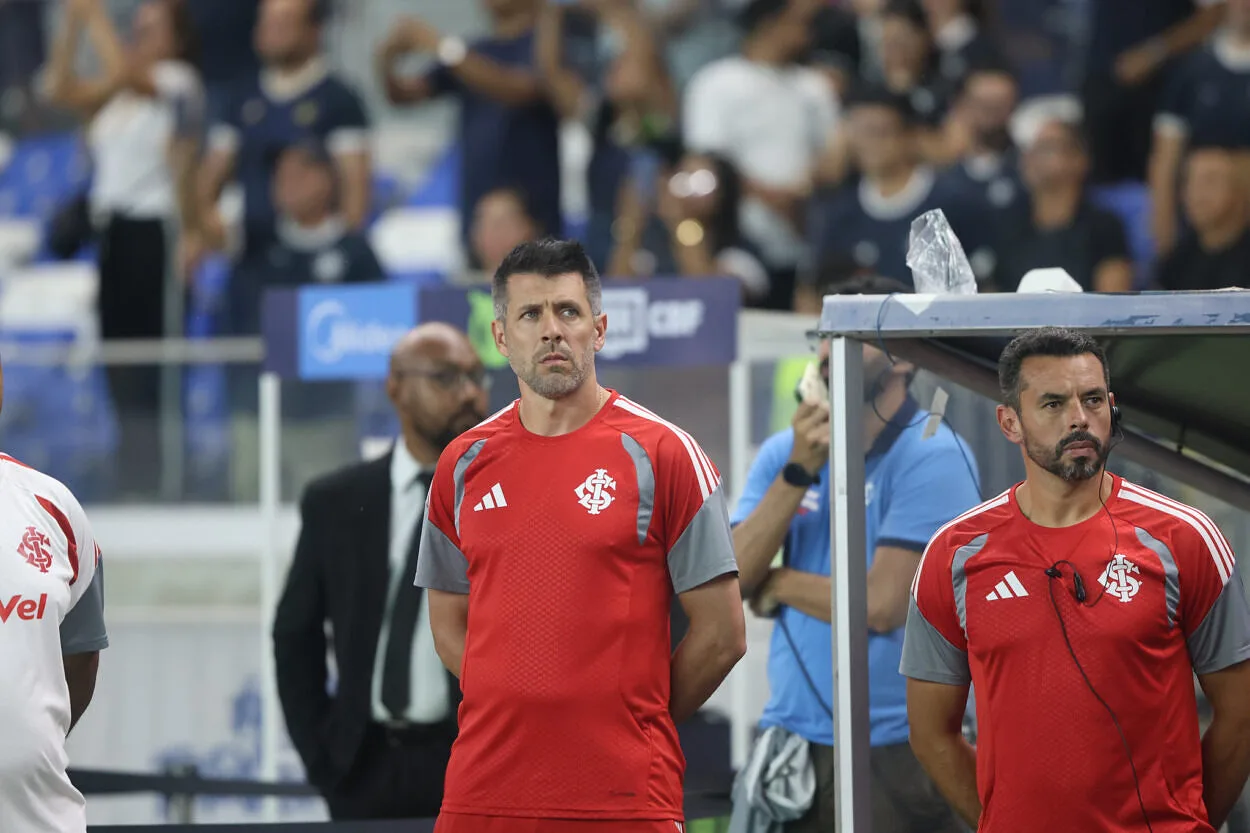 Pezzolano explica Ronaldo no banco e diz que faltou sorte para o Inter ganhar Pezzolano pelo Inter