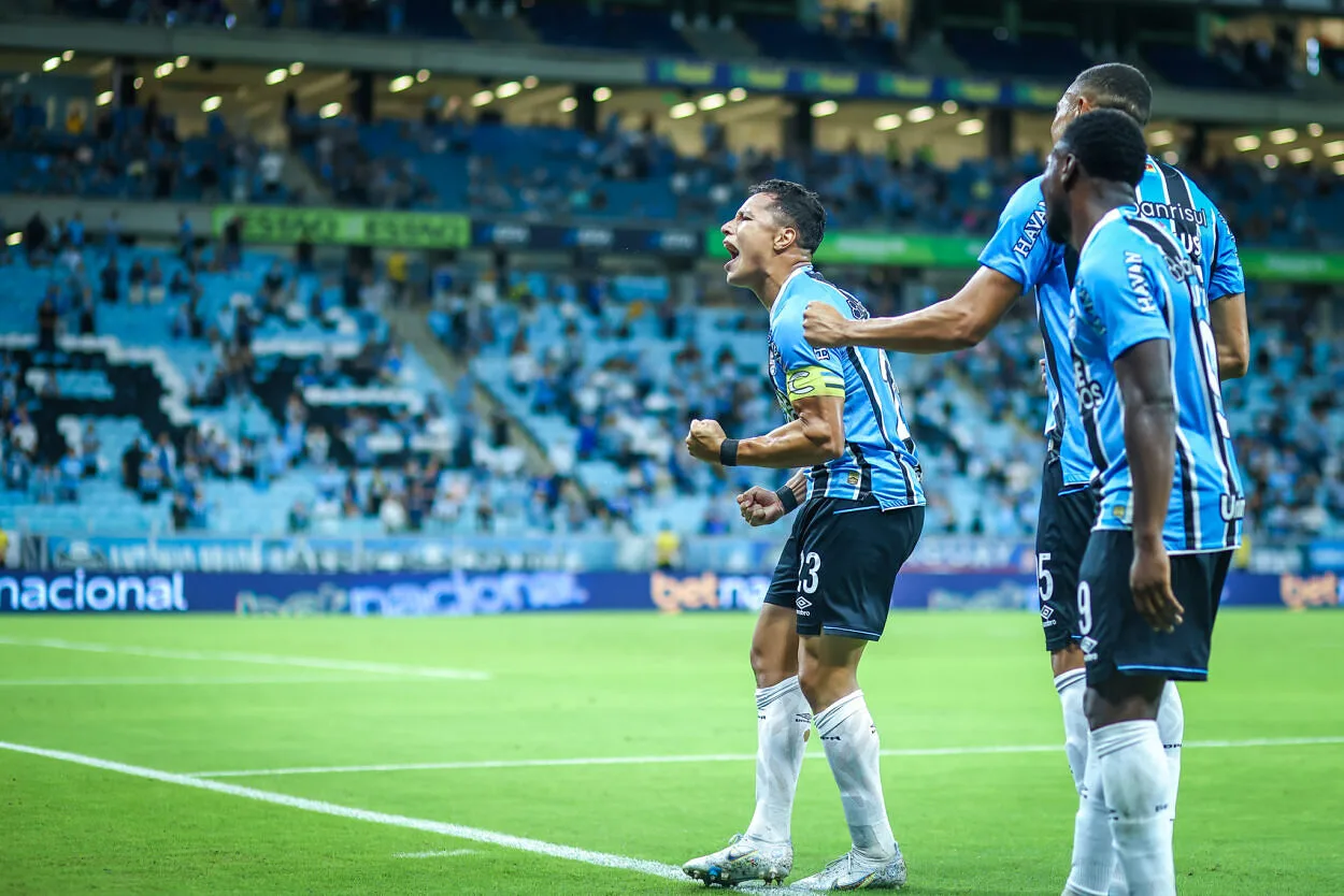 Antes de golaço, Marlon discursou no vestiário do Grêmio: "Deixem tudo em campo" Marlon pelo Grêmio