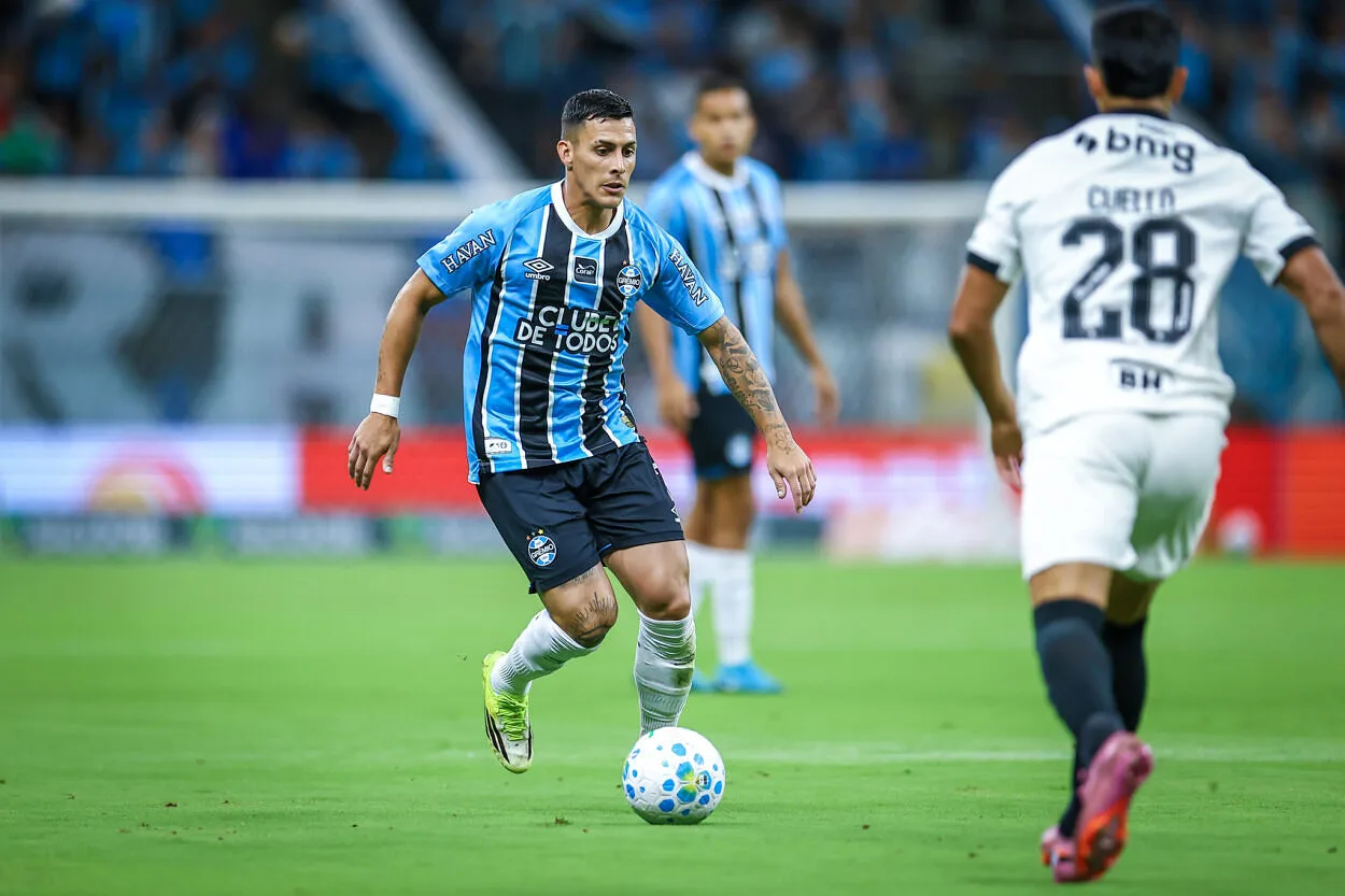 Pavón aceita ser lateral-direito do Grêmio e comenta experiência: "Me senti confortável" Pavón pelo Grêmio