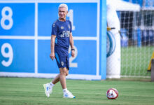 Luís Castro admite impacto ruim no primeiro Gre-Nal e diz que favoritismo não significa nada Grêmio em campo