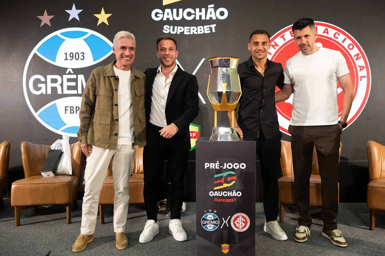 A frase emblemática de Luís Castro sobre "favoritismo" entre Grêmio e Inter Grêmio contra o Inter na final