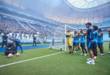 Em post na web, auxiliar de Luís Castro se encanta com apoio da torcida do Grêmio: "Diferentes" Grêmio com Luís Castro