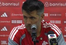 Pezzolano mantém ideia de que o Grêmio é favorito e elogia Luís Castro: "Tem 20 anos a mais" Pezzolano pelo Inter