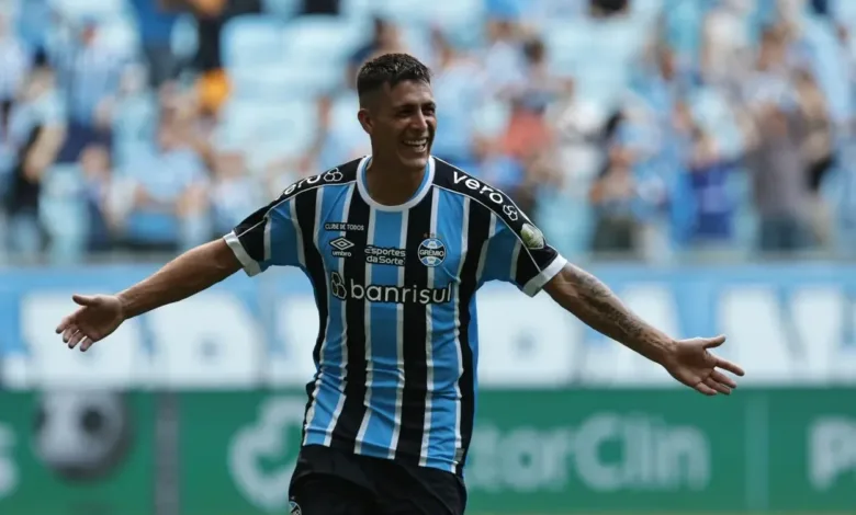 Súmula de Grêmio x Juventude cita expulsões de Arthur e Pavón: "Arbitragem sem vergonha" Pavón vem jogando bem no Grêmio