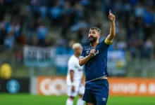 Douglas concorda com saída de Cristaldo e aposta em Gabriel Mec no Grêmio: "É bom pra c..." Douglas ex-Grêmio