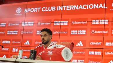 Bernabei ou Matheus Bahia? Magrão opina sobre a disputa entre os laterais do Inter Matheus Bahia pelo Inter