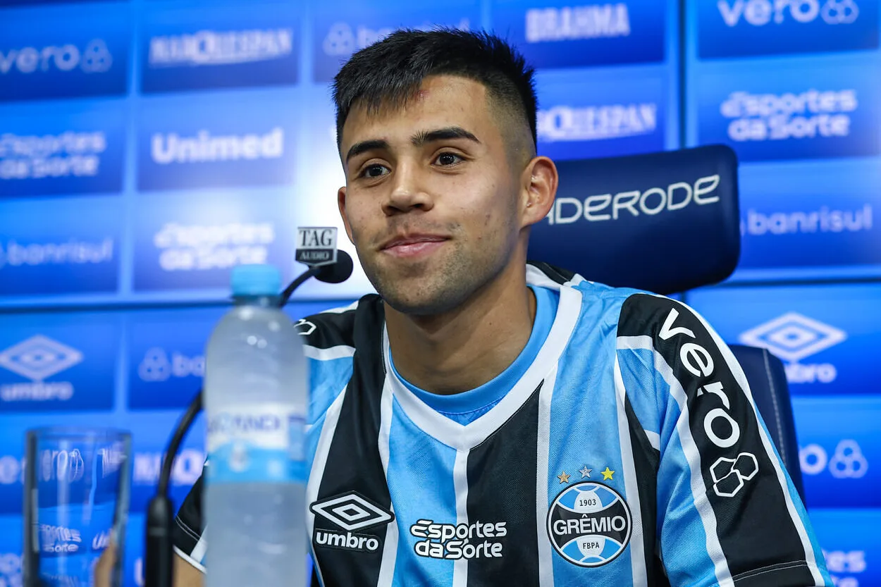 Aravena pelo Grêmio