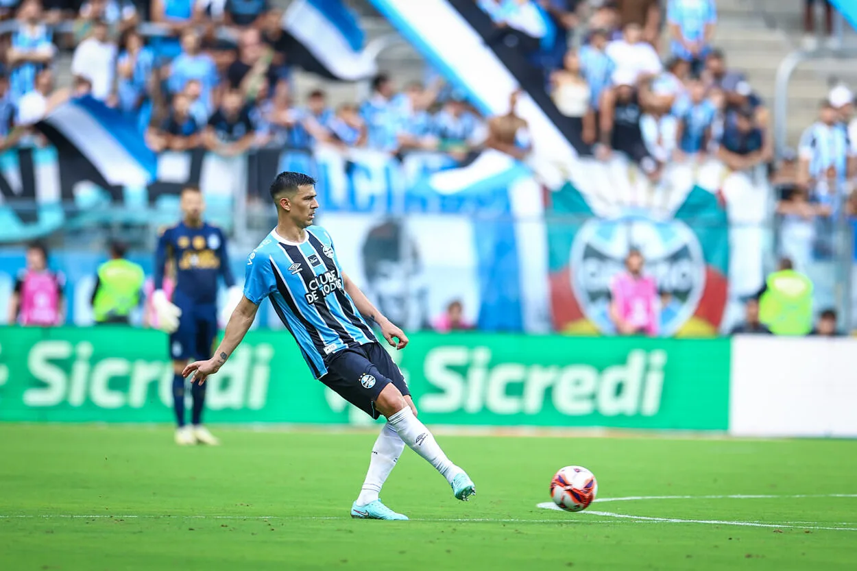 Balbuena celebra retorno ao Grêmio e admite sobre parte física: "No fim estava morto" Balbuena pelo Grêmio