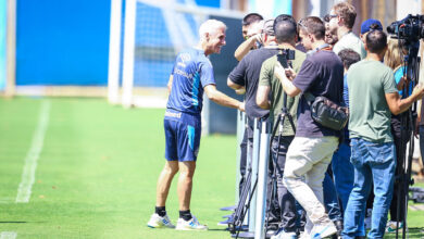 Luís Castro mira construção e cita Liverpool após vitória de virada do Grêmio Luís Castro pelo Grêmio